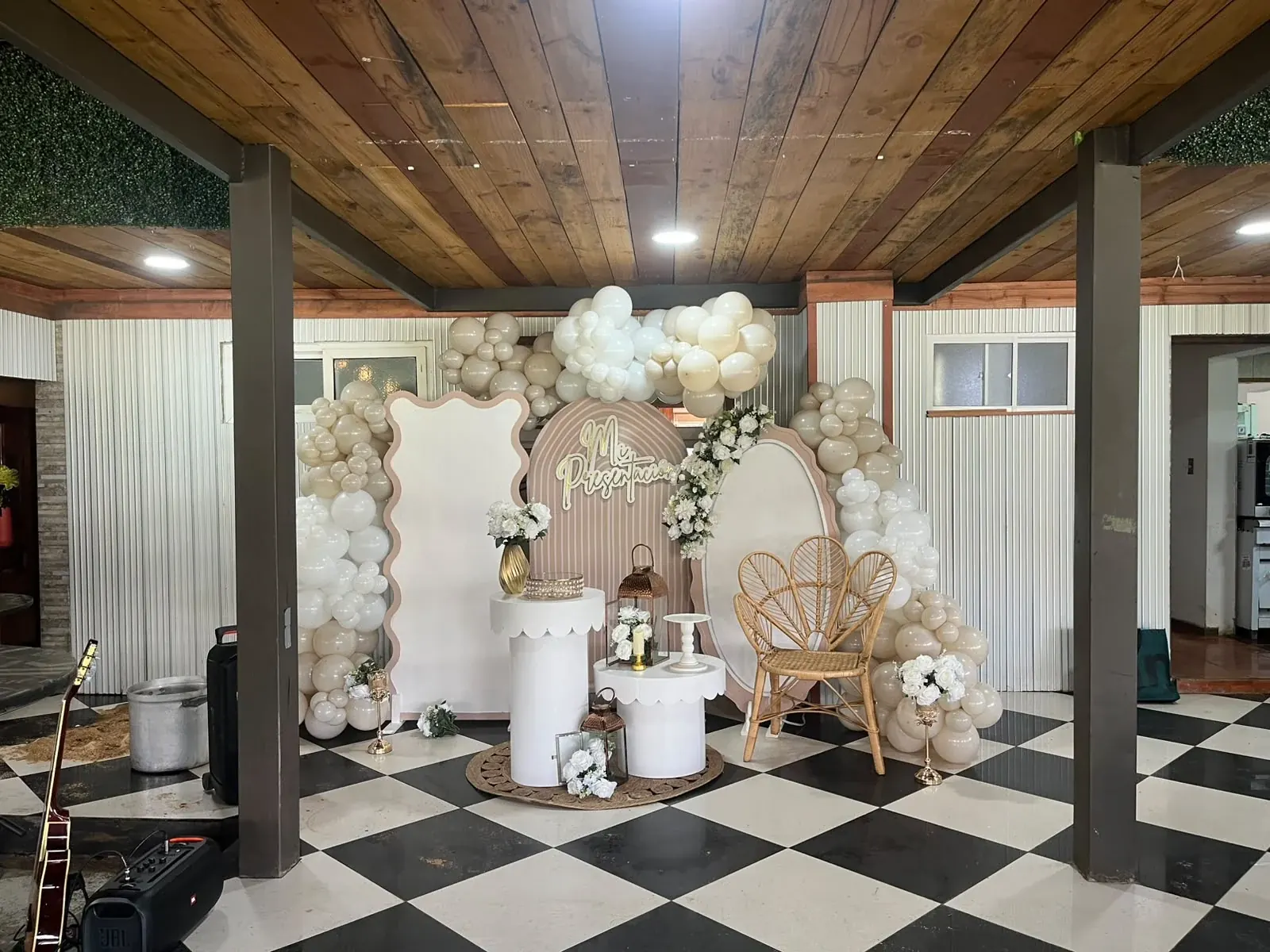 Montaje de celebración con globos y decoración en el salón de Espacio Nonguén