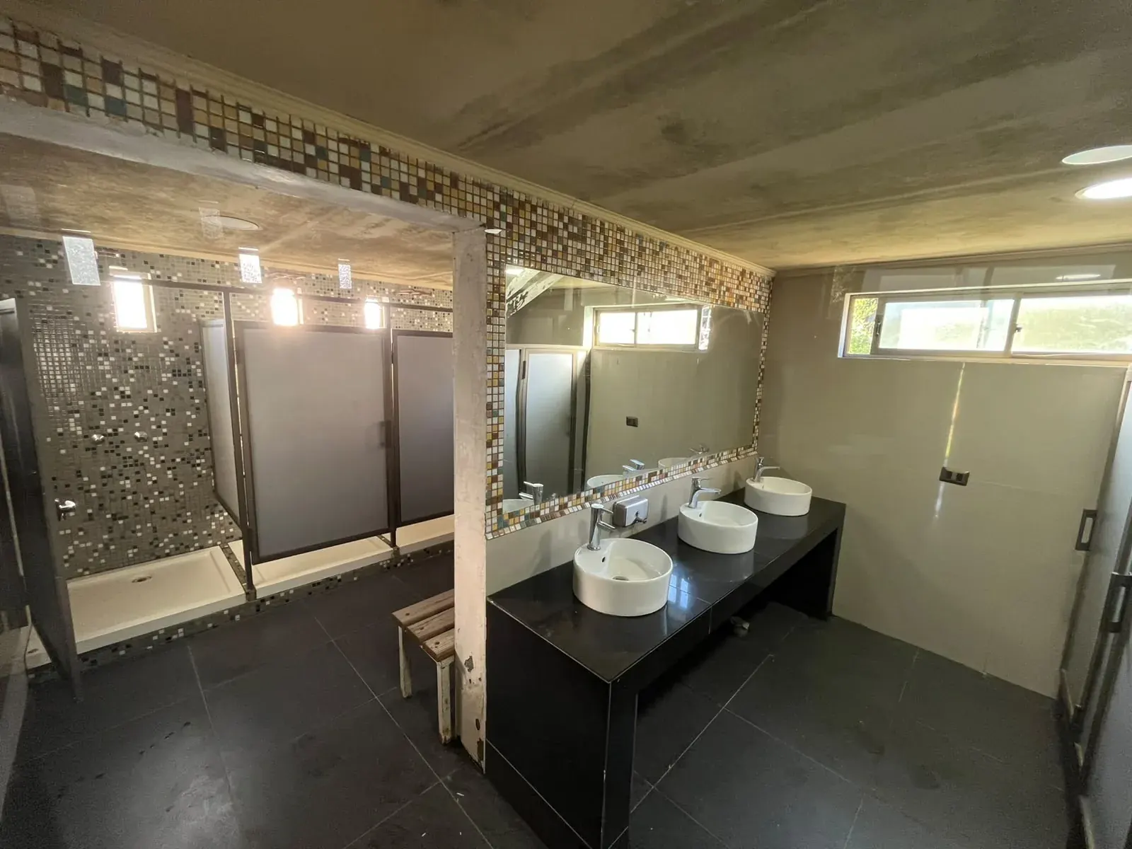 Baños de La Pastrana con lavamanos y espejos