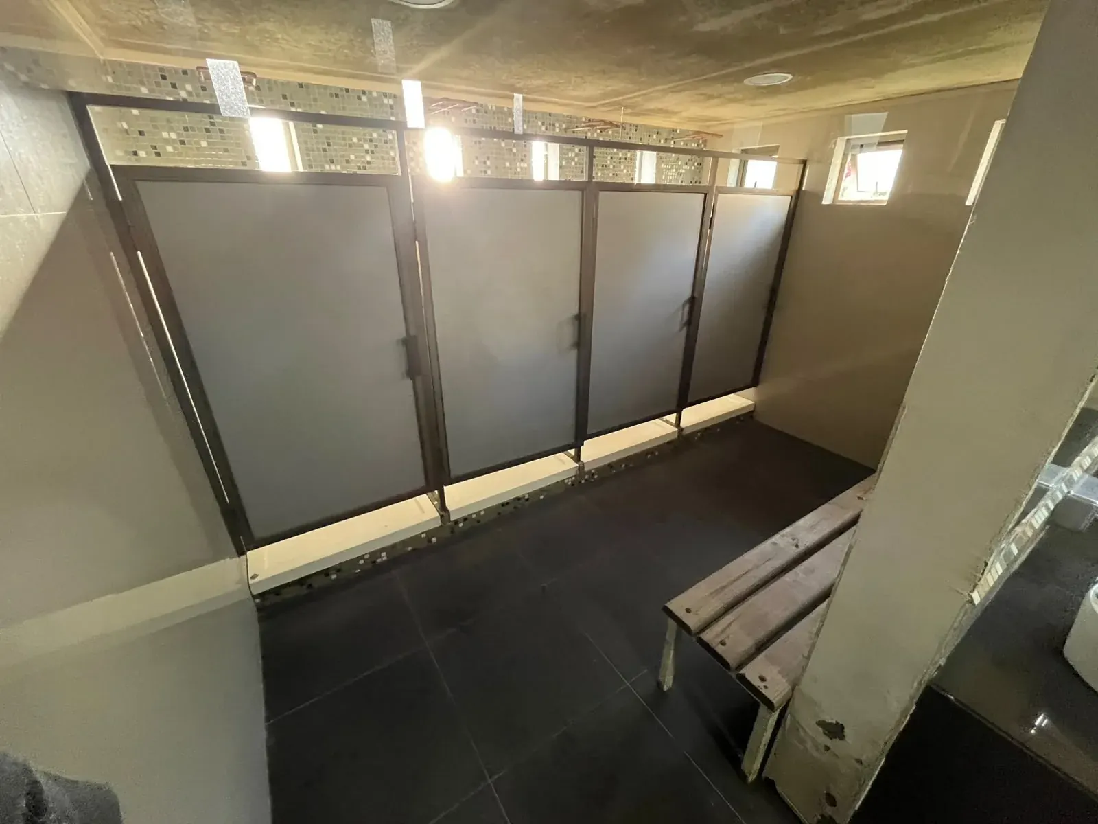 Baños de La Pastrana con cubículos