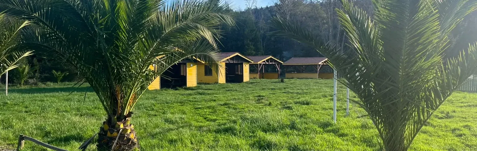 Sector exterior de La Pastrana con cabañas y áreas verdes