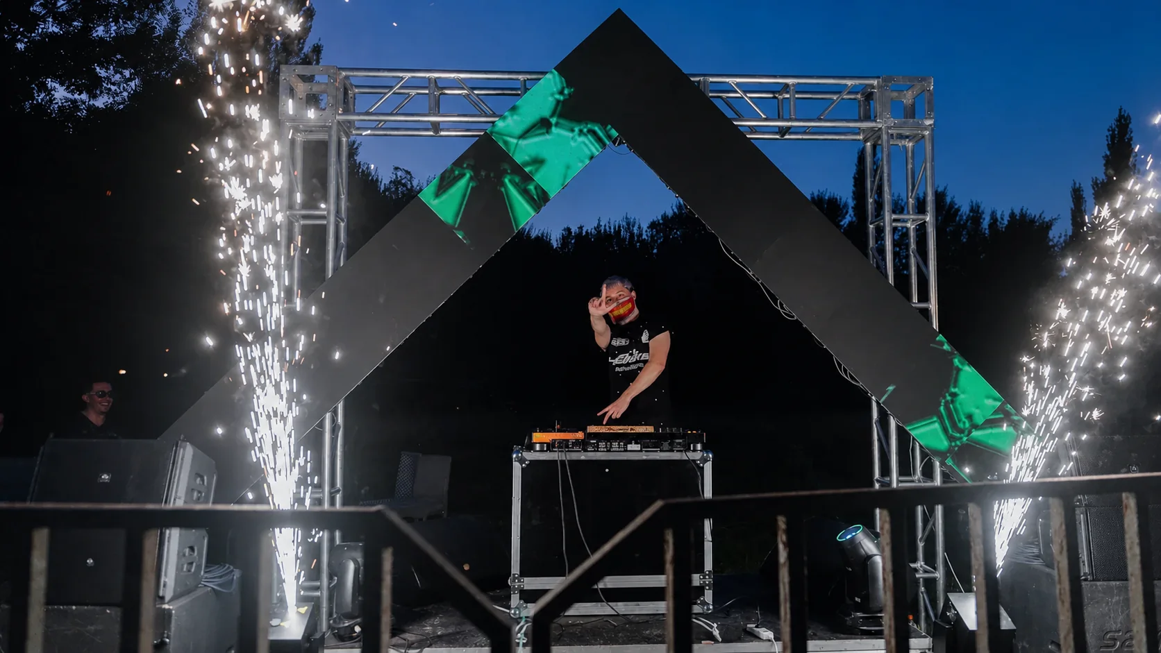 Montaje de DJ con iluminación y efectos en La Pastrana