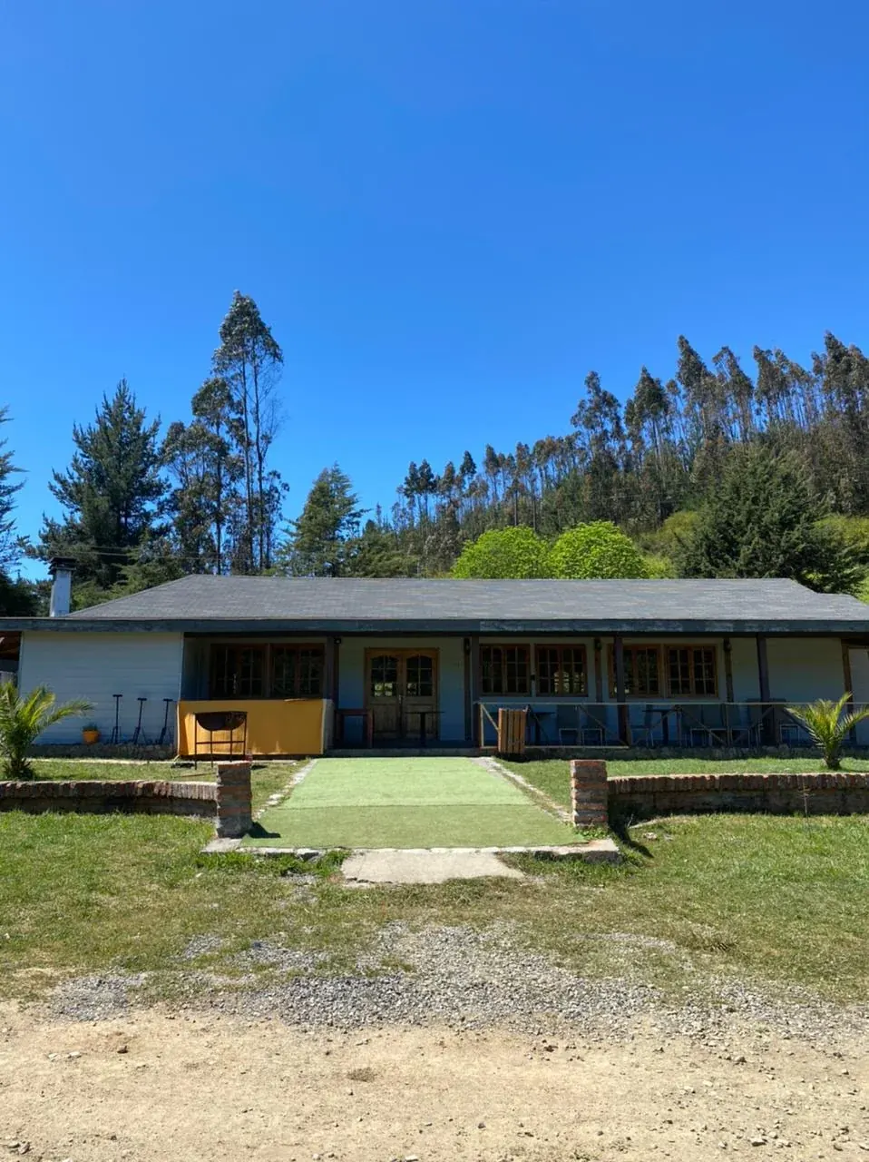 Fachada principal de La Pastrana rodeada de áreas verdes y árboles