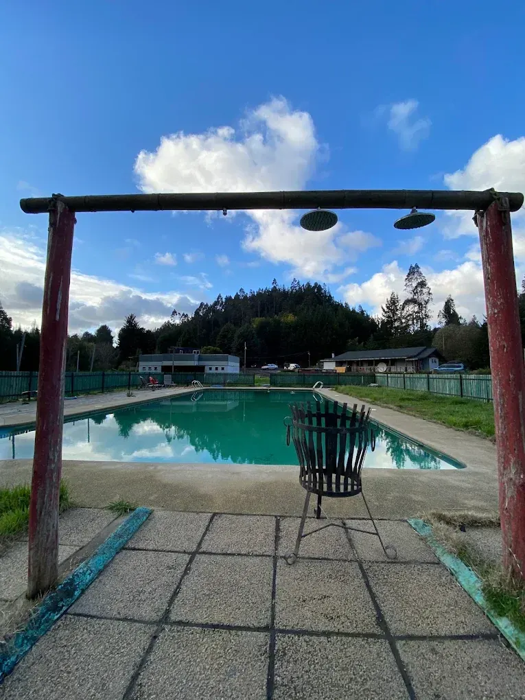 Piscina de La Pastrana vista desde el sector de duchas exteriores