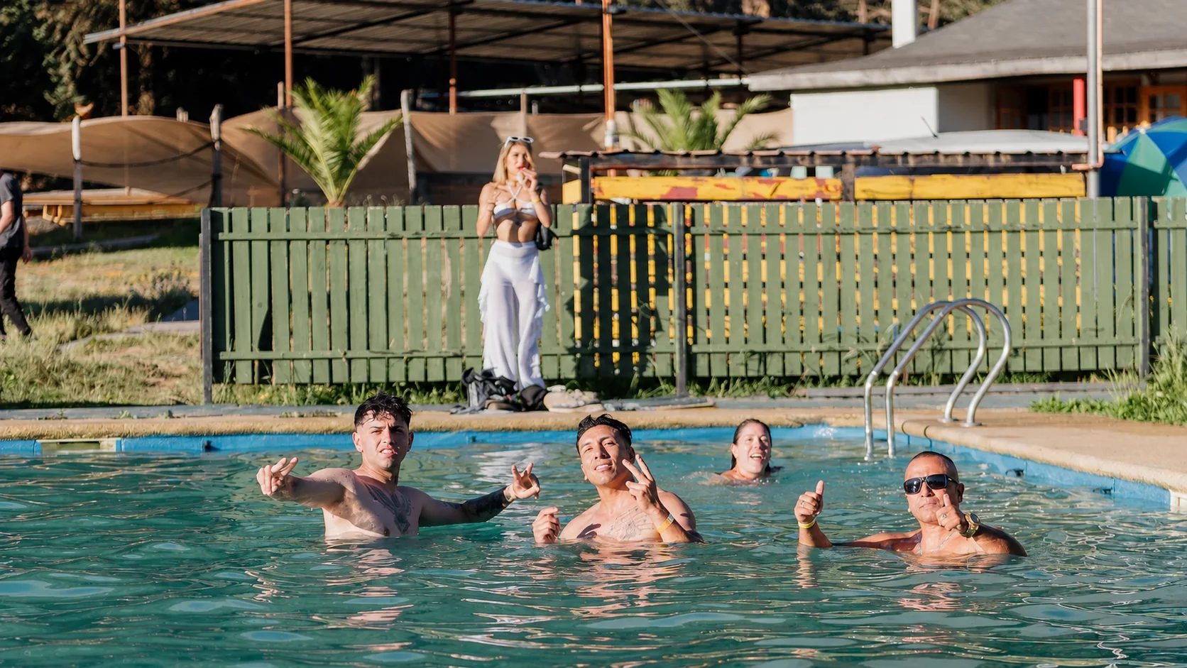 Personas utilizando la piscina de La Pastrana durante una actividad