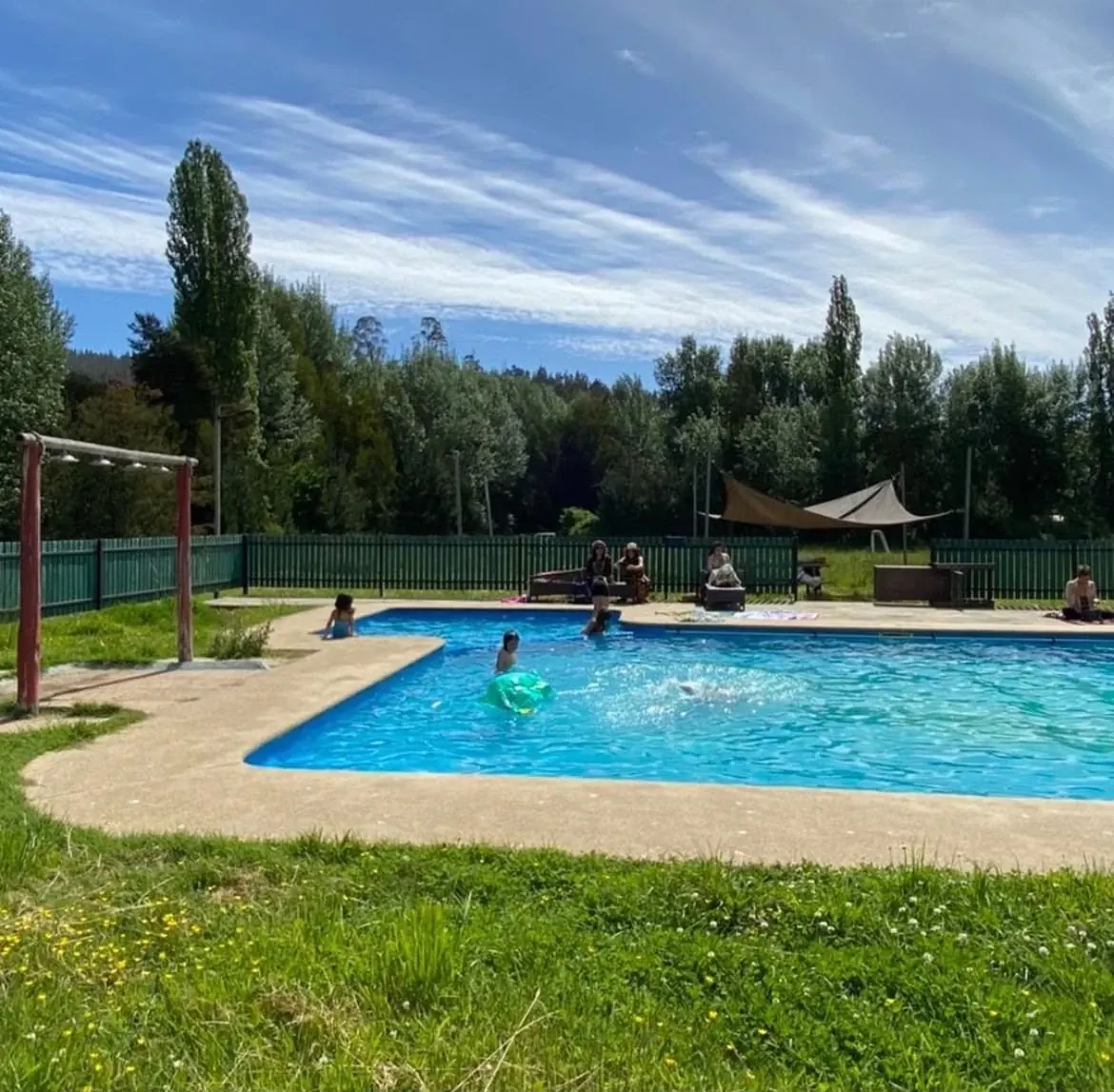 Piscina de La Pastrana con personas disfrutando del recinto