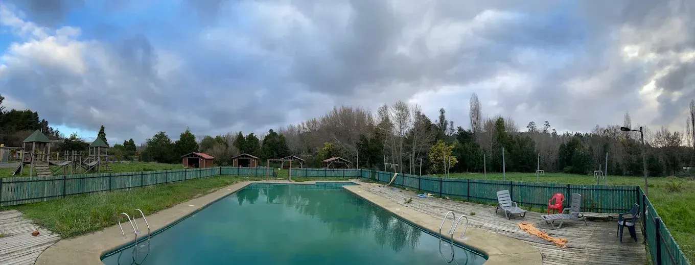 Vista general de la piscina de La Pastrana y áreas verdes