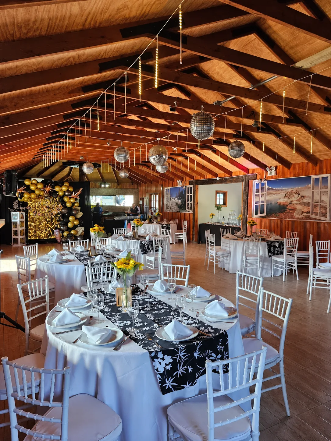 Salón de La Pastrana montado con mesas para una celebración