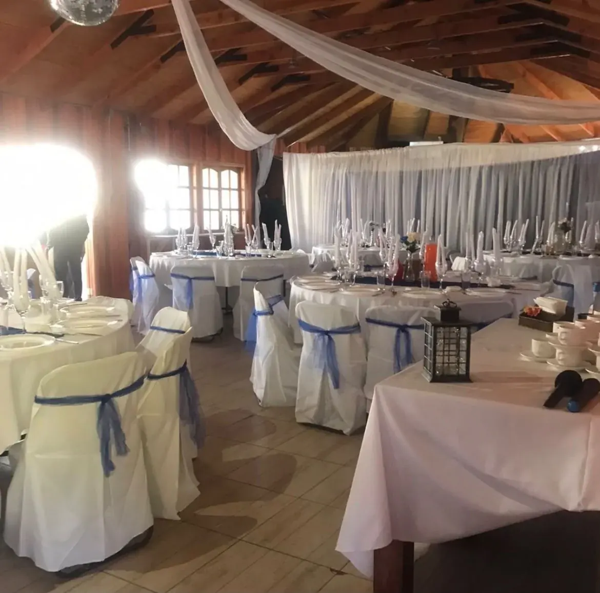 Salón de La Pastrana montado con mesas para una celebración formal