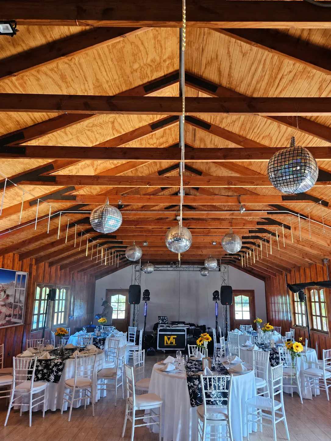 Salón de La Pastrana preparado con mesas y montaje para un evento