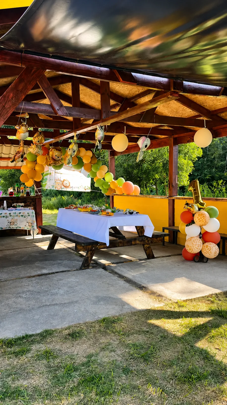 Quincho decorado y preparado para una celebración