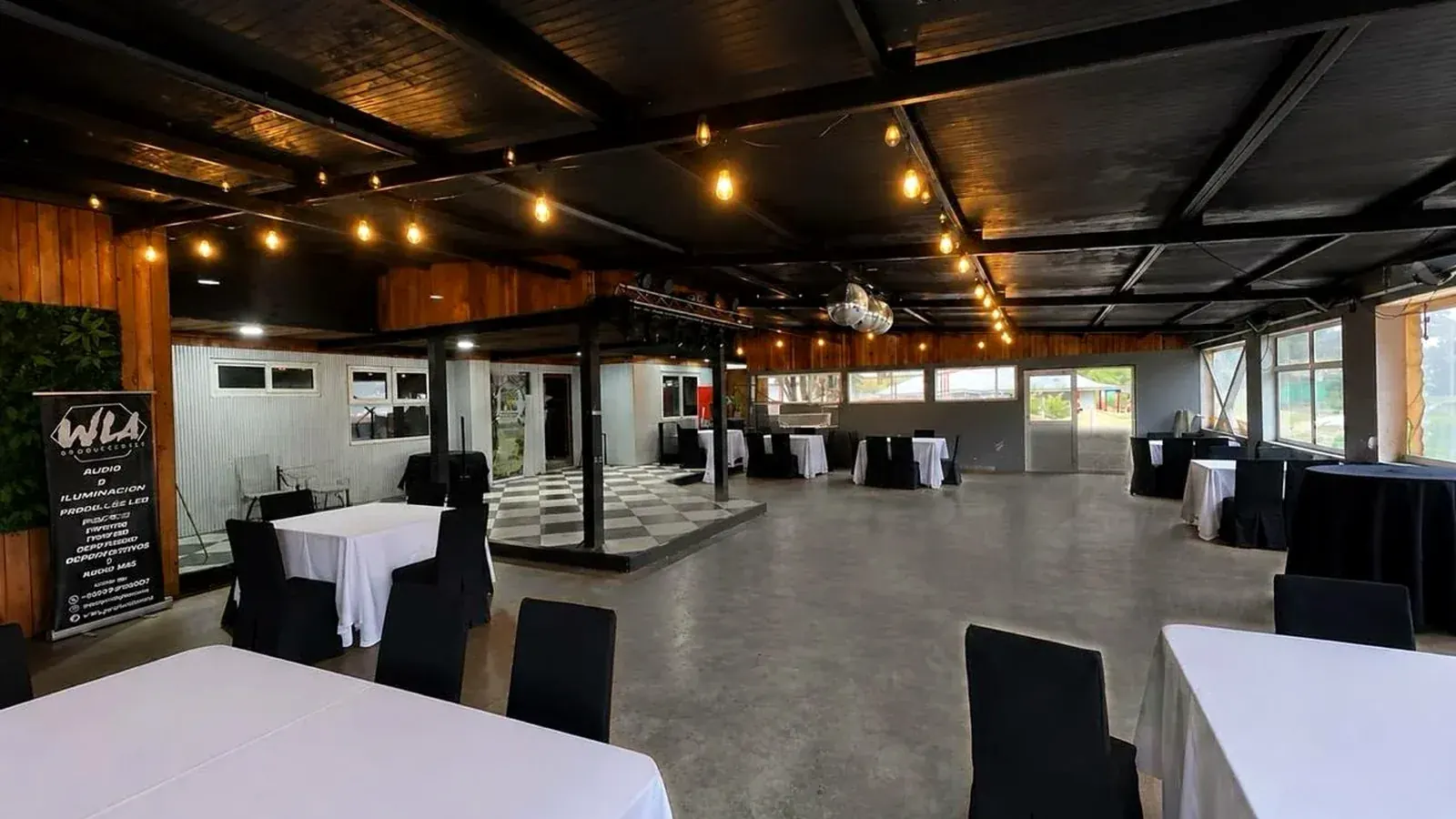 Salón interior de Espacio Nonguén para celebraciones familiares en Concepción