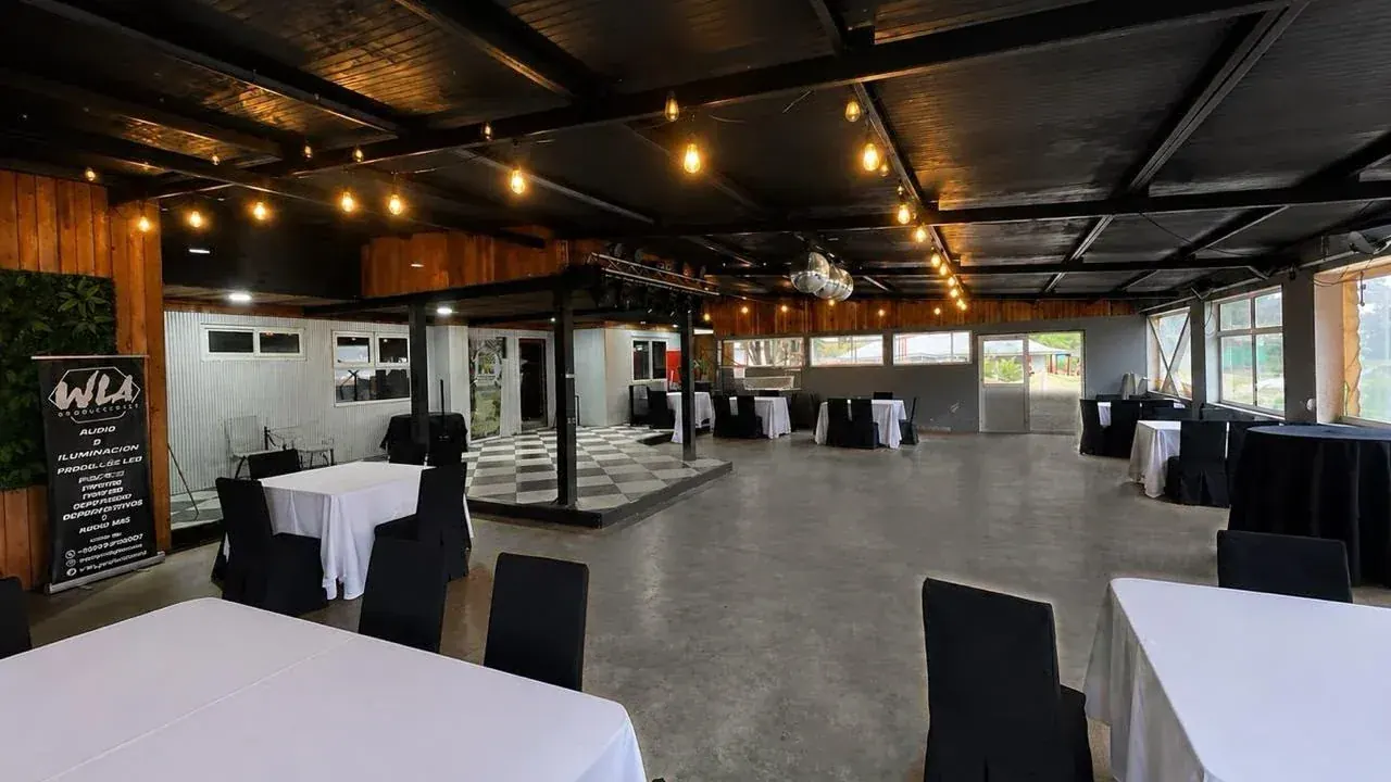 Salón interior de Espacio Nonguén en Concepción
