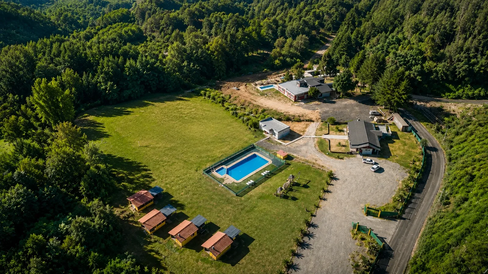 Vista aérea de espacios para eventos rodeados de naturaleza en Concepción