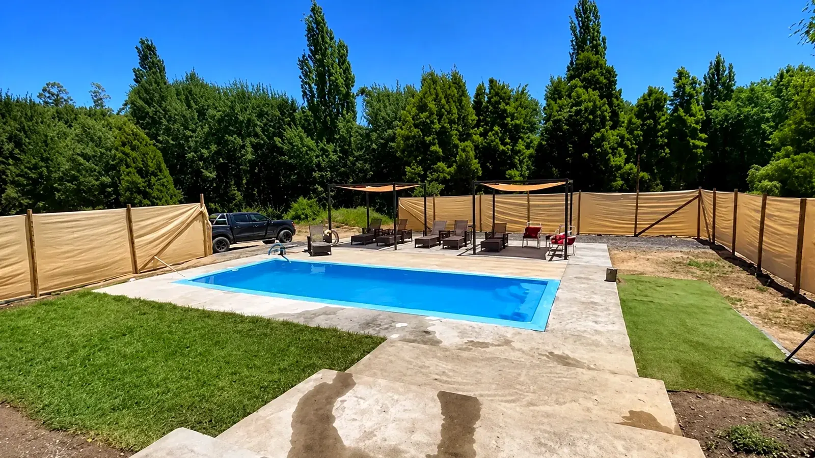 Piscina y espacios exteriores de Espacio Nonguén para jornadas recreativas