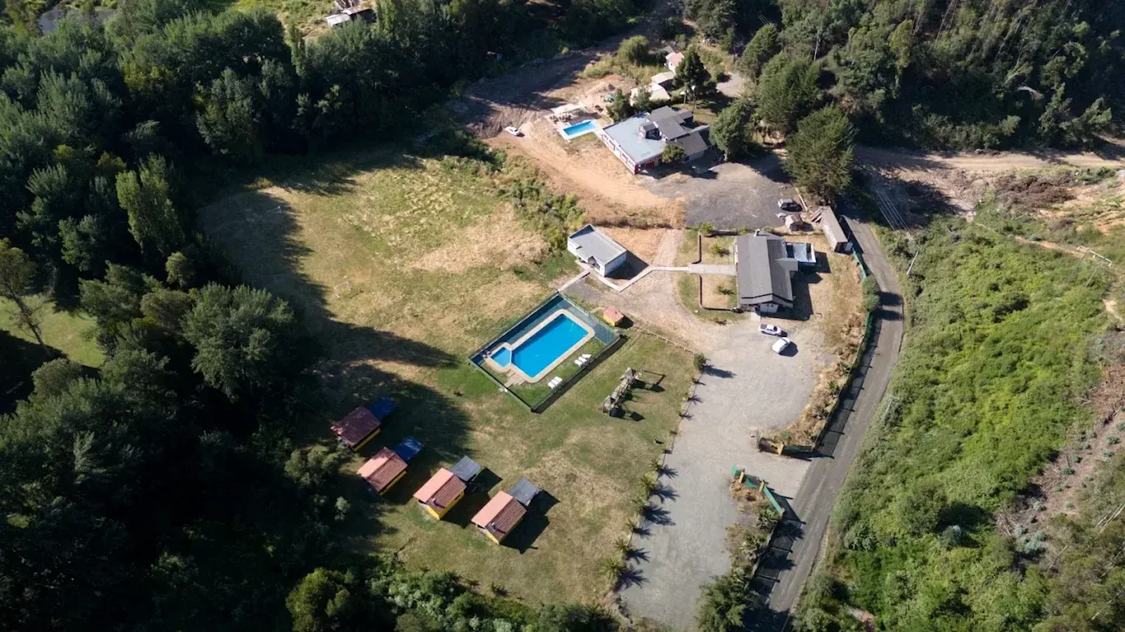 Vista aérea de La Pastrana en Concepción con piscina y áreas verdes