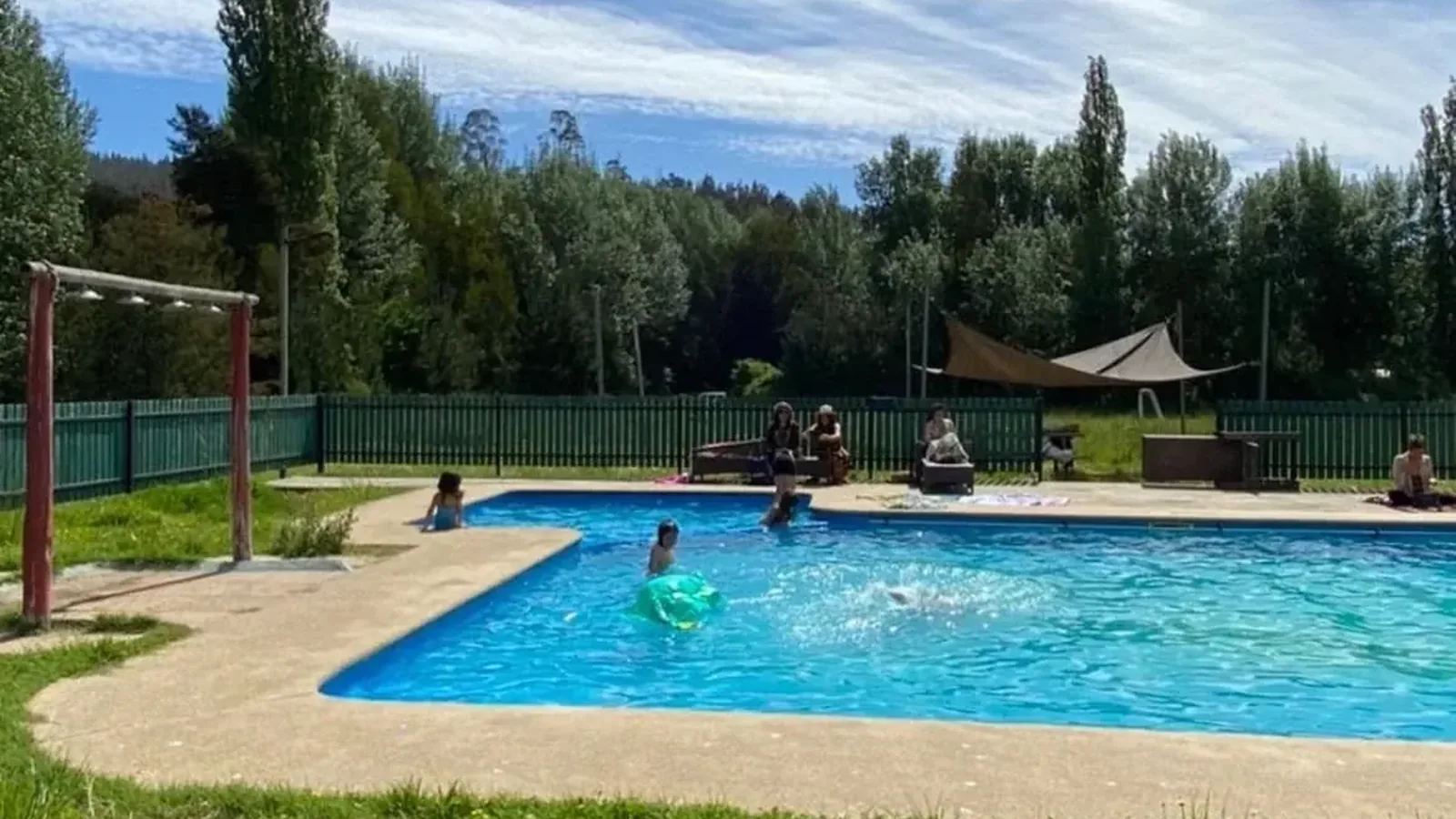Piscina de La Pastrana en Concepción rodeada de áreas exteriores