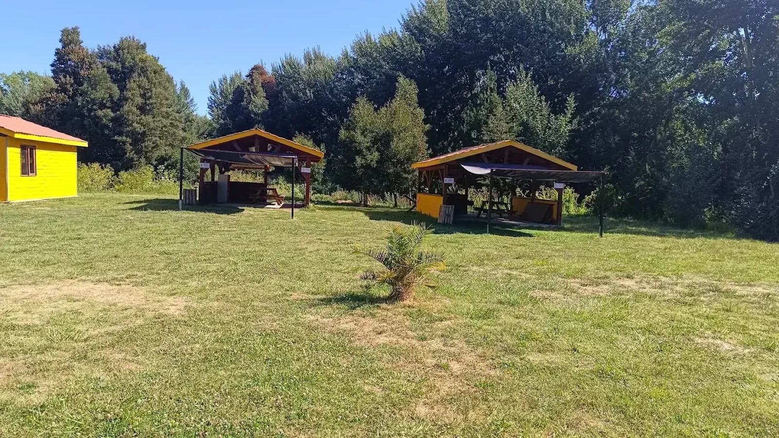 Quinchos de La Pastrana rodeados de áreas verdes en Concepción